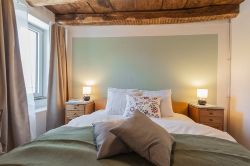 Fescoggia — bedroom with wood beams